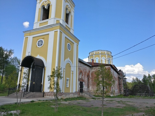 Знакомые ведь места, так что вот фотография этой же церкви, но уже в мае 2019 года. Я хотел бы взять обратно свои слова о том, что она выглядела печально ранее.