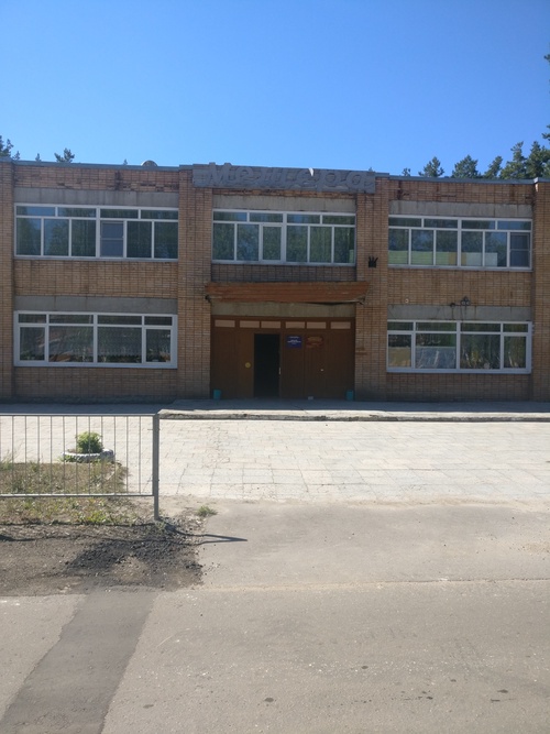 Из дверного проёма звучит что-то совершенно не принадлежащее к этому времени. Само здание не оставляет какого-то единого впечатления, но заглядывать внутрь мы не рискнули.