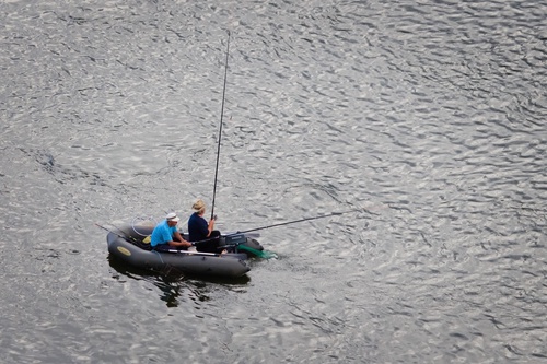 Надо обладать определенной выдержкой чтобы рыбачить в месте, где на пляже разве что не идёт рок-концерт