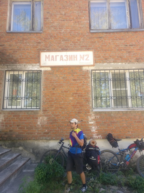 Ни одного орла или, вероятно, менее благородной птицы не пострадало - перо нашлось день назад где-то в лагере.