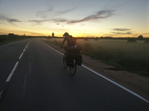 Помню, что было холодно. Ничего, последняя ночёвка, хоть где-нибудь не совсем у кого-то на даче упасть бы, и нормально.