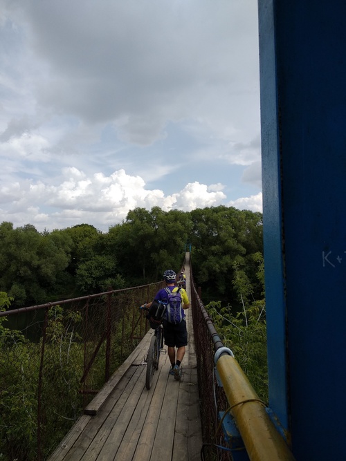 Один из самых длинных мостов такой конструкции, что я переходил. Амплитуда? Достаточная. Не рекомендую переходить что-то подобное вдвоём или более кучно одновременно.