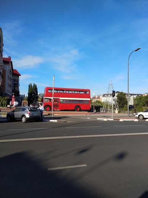 Ах, рязанский даблдекер. И ведь пил же даже когда-то в том баре, у которого он стоит. Да, когда проезжал мимо, была мысль, что занимаюсь чем-то не тем.