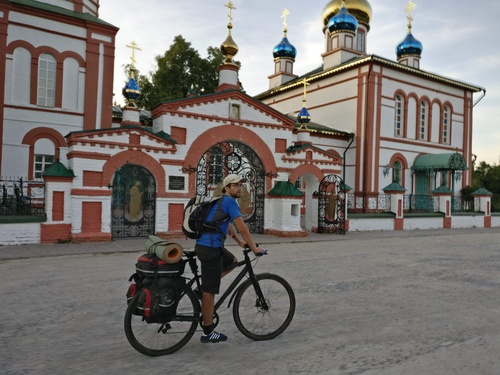 Написал бы, что проехали на прокатных велосипедах сорок километров и страшно устали - вы бы и поверили.