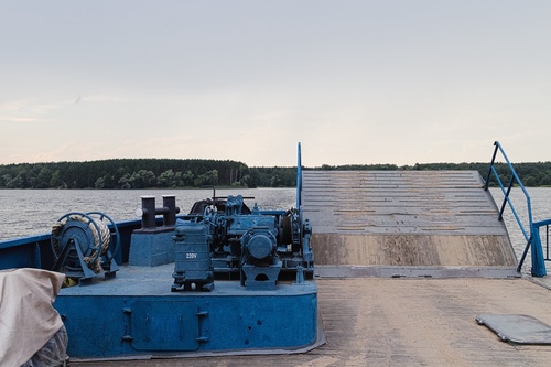 Здесь не слышно, но на пароме включают музыку. Иногда попадает хорошо. Однажды ночью были Princes Of The Universe.