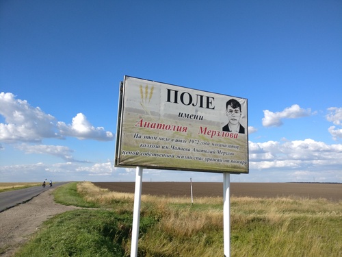 Не могу однозначно ответить, почему именно при виде этой вывески у меня скрипят зубы, но предполагаемая формулировкой необходимость такого подвига - в числе причин. 