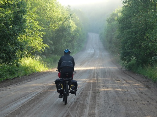 Свет и туман настолько плотные и объёмные, что ещё чуть-чуть — и можно было б есть ложкой