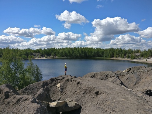 Разумеется где-то на соседнем берегу запаркованы жигули с отвратительно громкой аудиосистемой, от этого никуда не убежать