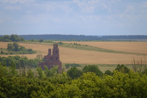 Одинокая разрушенная церковь, вокруг ничего; в видеоигре определенно была бы квестовой точкой