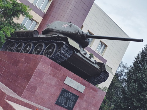 Город очевидно относится с почтением к гусеничной технике.